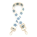 Dettaglio della tracolla regolabile con fiori blu e moschettoni in metallo dorato lucido - Fibbia Oro / Bianco Sporco & Fiori Blu Lago