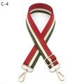 Détail de la bandoulière en toile rayée ajustable avec mousquetons dorés en métal - Boucle Dorée / C-4 Rayures Rouge Brun Vert