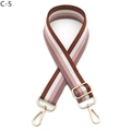 Détail de la bandoulière tissée réglable à rayures marron et rose avec mousquetons dorés - Boucle Dorée / C-5 Rayures Marron Rose