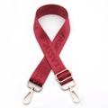 Detailansicht roter Nylon-Gurt mit Classic Fashion Schrift und Gold-Metallteilen - Goldschnalle / Burgunderrot