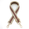 Dettaglio della tracolla tessuta regolabile con motivi etnici e ganci in metallo dorato - Fibbia Oro / No.2 Beige