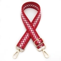 Dettaglio della tracolla intrecciata rossa con motivi a rombi rosa e ganci dorati - Fibbia Oro / N. 4 Rosso