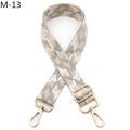 Detailansicht des verstellbaren Taschenriemens mit geometrischem Webmuster und Goldhaken - Silberverschluss / M-13 Khaki