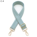 Detailaufnahme von blau-beigem Taschenriemen mit Wellenmuster und Goldhaken - Fischgrätenmuster (C-4) / Silberverschluss / Seeblau