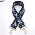 Détail d'une bandoulière brodée style ethnique avec motifs bleus et mousquetons dorés - Bleu Ciel Noir (A-2)