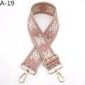 Détail d'une bandoulière bohème brodée de fleurs roses avec ferrures dorées de luxe - Khaki Rose Pêche (A-19)