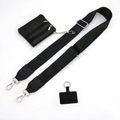 Detalle de correa ajustable de nailon con monedero de cuero negro y parche para teléfono - No.10 Nylon Negro + Cuero Negro / Cierre de Plata