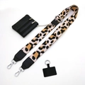 Detalle de correa de leopardo con monedero negro y mosquetones metálicos plateados - No.4 Leopardo Rosa + Cuero Negro / Cierre de Plata