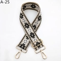 Détail de la bandoulière ethnique réglable avec mousquetons et boucles en métal doré - Khaki Noir (A-25)