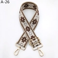 Détail d'une bandoulière ethnique réglable avec crochets dorés et motif géométrique de flocons - Khaki Café (A-26)