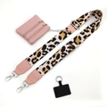 Detailansicht vom Leopardenmuster-Gurt mit rosa Geldbörse und Metall-Drehhaken - Nr. 18 Rosa Leopard + Rosa Leder