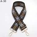 Détail de la bandoulière tissée ethnique avec des crochets pivotants en métal doré - Marron Noir (A-30)