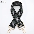 Détail de la bandoulière ethnique avec motif flocon de neige et crochets dorés - Vert Paon Noir (A-31)