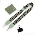 Detail eines verstellbaren Leopard-Taschenriemens mit passender grüner Geldbörse - Nr. 15 Matcha Grün Leopard + Matcha Grünes Leder