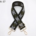 Détail de la bandoulière jacquard ethnique avec crochets pivotants en métal doré - Vert Armée Noir (A-37)
