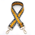 Détail de la bandoulière ajustable motif léopard avec rayure et mousquetons dorés - Boucle Dorée / Jaune