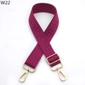 Dettaglio tracolla regolabile bordeaux con ganci dorati e trama a motivi geometrici - Rosso Rosa Profondo (W22) / Chiusura Dorata