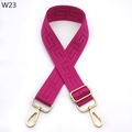 Dettaglio tracolla regolabile in jacquard rosso rosa con ganci rotanti in metallo oro - Rosso Rosa (W23) / Chiusura Dorata