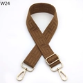 Dettaglio della tracolla larga marrone regolabile con motivo jacquard e ganci dorati - Marrone Chiaro (W24) / Chiusura Dorata