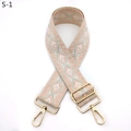 Detail eines verstellbaren breiten Web-Schultergurts mit rosa Rautenstickerei und goldener Schnalle - Goldener Verschluss / Reisrosa (S-1)