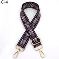 Dettaglio della tracolla intrecciata con motivo etnico e moschettoni in metallo dorato - Fibbia Oro / C-4 Nero Viola