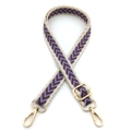 Dettaglio tracolla regolabile in jacquard con motivo viola e ganci in metallo dorato - Fibbia Oro / Viola