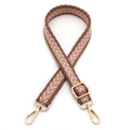Dettaglio della tracolla per borsa in jacquard con fibbie dorate e motivo a zigzag - Fibbia Oro / No.3 Rosa