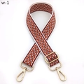 Dettaglio della tracolla tessuta regolabile con motivo a spina di pesce arancione e ganci oro - Chiusura in Argento / Motivo a Zigzag Arancione Marrone Bianco (W-1)