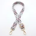 Détail d'une sangle tissée à chevrons rose et gris avec des mousquetons dorés brillants - Fermoir en Argent / N°1 Gris Rose