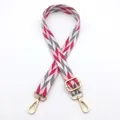 Détail d'une bandoulière réglable avec motif chevrons rose et gris et mousquetons - Fermoir en Argent / N°10 Rose Gris Rose