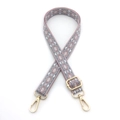 Dettaglio della tracolla regolabile con motivo geometrico e ganci a moschettone dorati - Chiusura in Argento / Grigio rosato