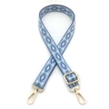 Dettaglio della tracolla con motivi geometrici blu e bianchi e fibbie dorate lucide - Chiusura in Argento / Blu Lago
