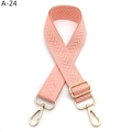 Dettaglio tracolla intrecciata rosa con motivo chevron e fibbia in metallo dorato - Chiusura in Argento / Rosa