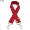 Dettaglio della tracolla rossa con motivo chevron e fibbia in metallo dorato regolabile - Chiusura in Argento / Rosso
