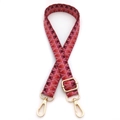 Dettaglio della tracolla intrecciata regolabile con motivo pixel rosso rosa e ganci oro - No.11 Rosso Rosa Grande Motivo V