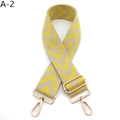 Dettaglio della tracolla spessa regolabile con motivi a spina di pesce gialli e grigi - Chiusura in Argento / Giallo Beige (A-2)