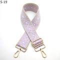 Detailaufnahme des geometrisch gewebten Jacquard-Gurtes mit goldenen Karabinerhaken - Silberverschluss / Beige Hellviolett (S-19)