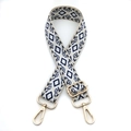 Dettaglio tracolla in tessuto geometrico blu e bianco con fibbie dorate regolabili - Chiusura in Argento / N. 4 Blu Beige