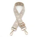 Detailansicht des Jacquard-Taschenriemens mit goldener Hardware und Webmuster - Nr. 3 Silberseide Reisweiß Raute / Silberverschluss