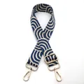 Detailaufnahme von gewebtem Taschenriemen mit Wellenmuster und goldenen Metallkarabinern - Silberverschluss / Nr. 18 Blau