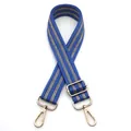 Nahaufnahme vom königsblauen Taschenriemen mit goldenem Zickzackmuster und Haken - Silberverschluss / Himmelblau Nr. 7