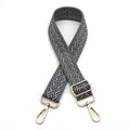 Détail de la bandoulière tisée chevron de 3,8 cm avec boucle dorée réglable - Fermoir en Argent / Bleu sarcelle
