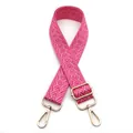 Détail d'une bandoulière réglable de 3,8 cm en rose avec des motifs chevron dorés - Fermoir en Argent / rose vif