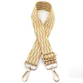 Détail d'une bandoulière tissée jaune et blanche réglable avec boucles en métal doré - Fermoir en Argent / Jaune Clair Beige