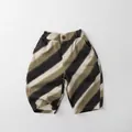 Dettaglio dei pantaloncini a righe per bambini con trama in cotone e chiusura a bottone - 80cm / Strisce Diagonali Albicocca Caffè