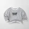 Dettaglio maglietta a righe per bambini in morbido cotone con stampa MONDAY GREAT - 80 / Strisce Bianche e Nere