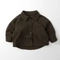 Detalle plano de camisa infantil marrón oscuro de manga larga con botones y dobladillo - Marrón / 80cm