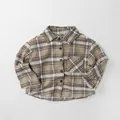 Dettaglio della camicia a quadri per bambini con motivo classico e taschino - 80cm / Quadri Kaki