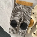 Detailansicht der gestreiften Kleinkind-Leggings mit grauen Knie-Patches und gelbem Bund - 80cm / Schwarz Gestreift