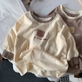 Detail der weichen Rippbündchen und Bärenprint auf dem Langarm-T-Shirt für Kinder - 80cm / Reisweiß